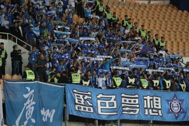 它是能够吸引电影导演的，它可以让他们把投向科幻片和青春恐怖片的注意力转而投给色情艺术片午夜牛郎MidnightCowboy大约在25至30年以前，性曾经是严肃的电影艺术家和观众关注的焦点X级的《午夜牛郎》获得了1969年的奥斯卡最佳影片奖。